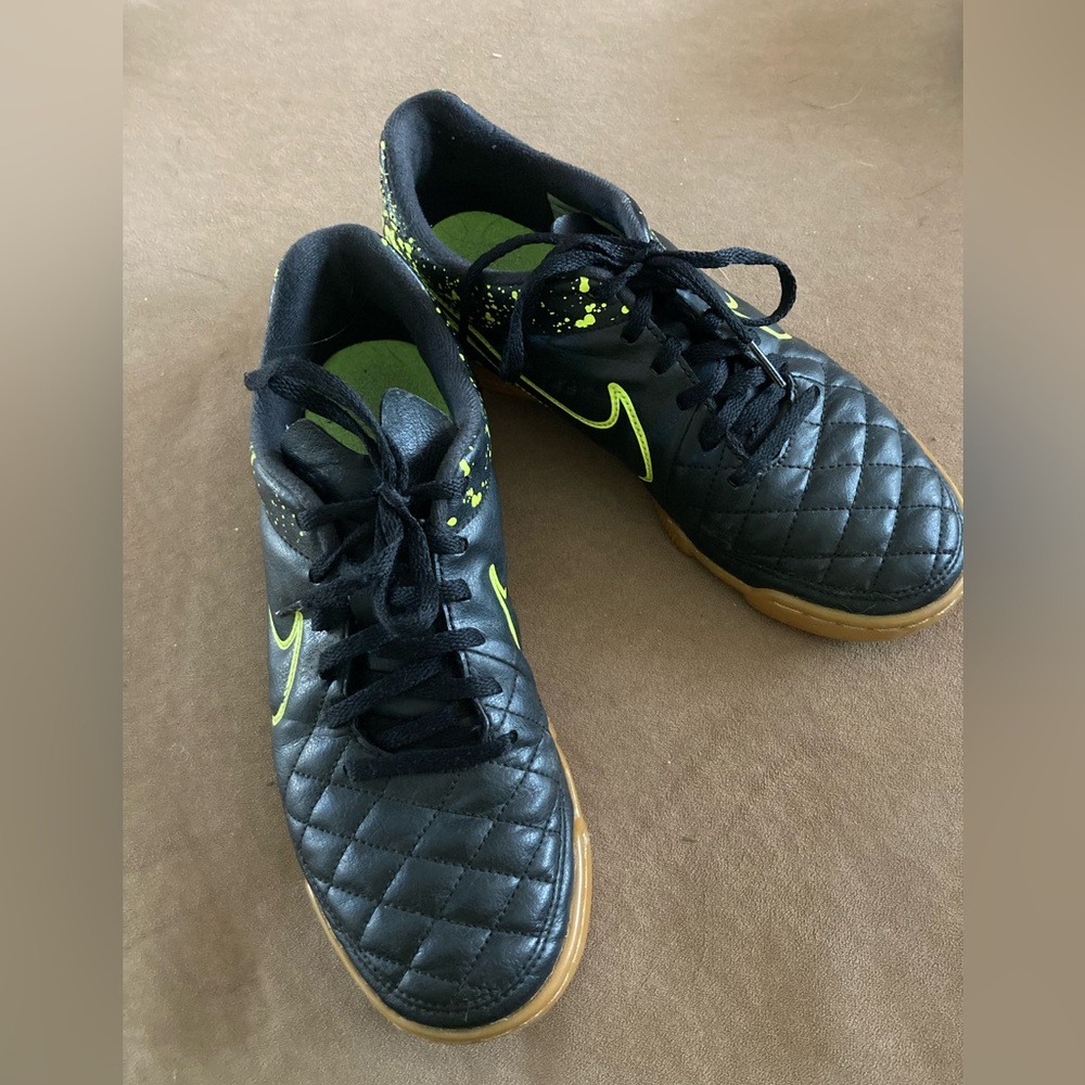 Nike Tiempo indoor soccer cleats men/kids cleats